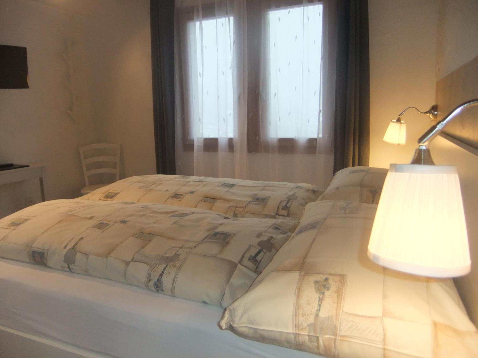 Hotel Weisshorn Goms Quarto foto