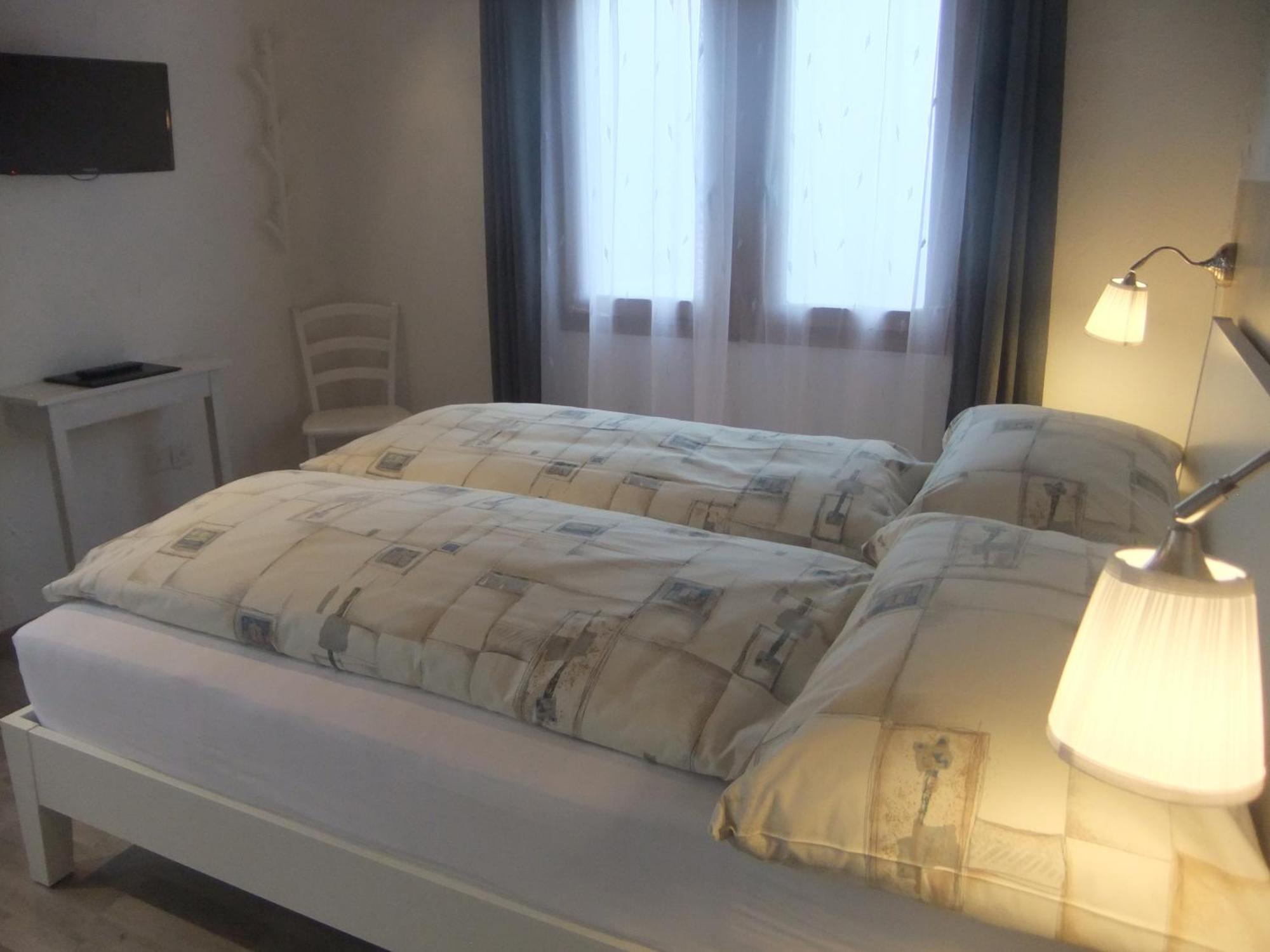 Hotel Weisshorn Goms Quarto foto